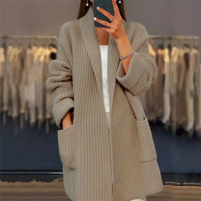Ciepły damski kardigan oversize z grubej dzianiny i kieszeniami - Khaki