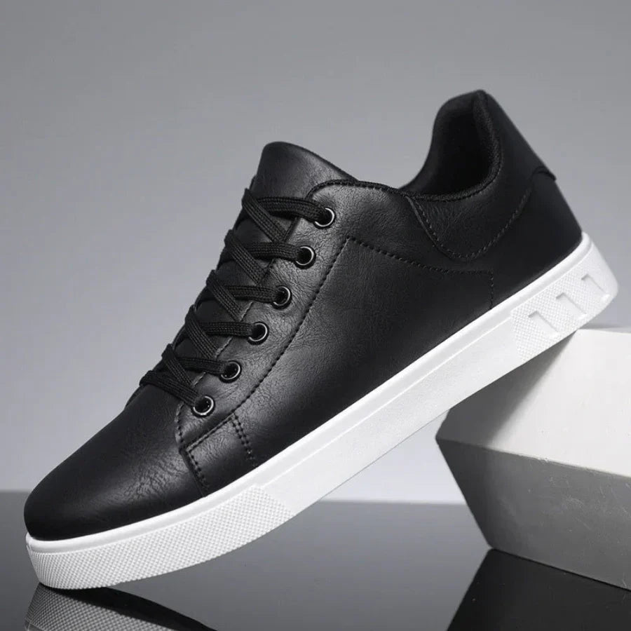 Męskie sneakersy na płaskiej podeszwie z klasycznym sznurowaniem - Czarny