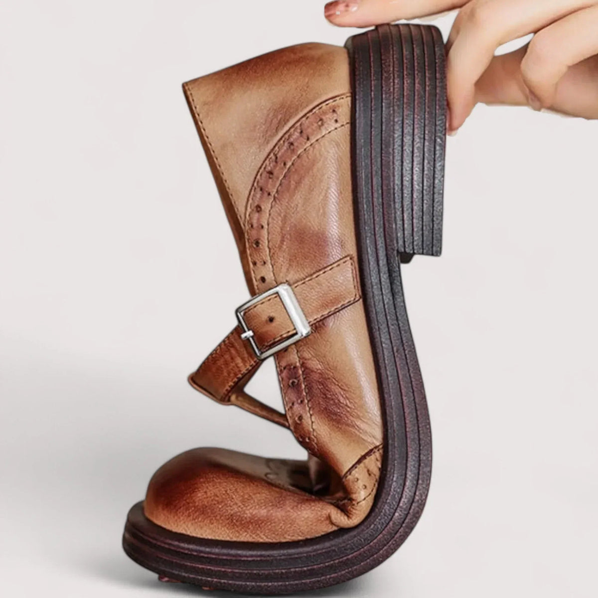 Damskie buty z zapinanym paskiem i dopasowanym fasonem
