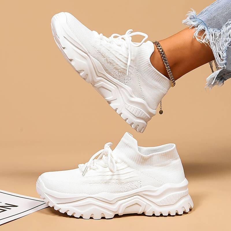 Lekkie sneakersy damskie z profilowaną, stabilną podeszwą - Białe