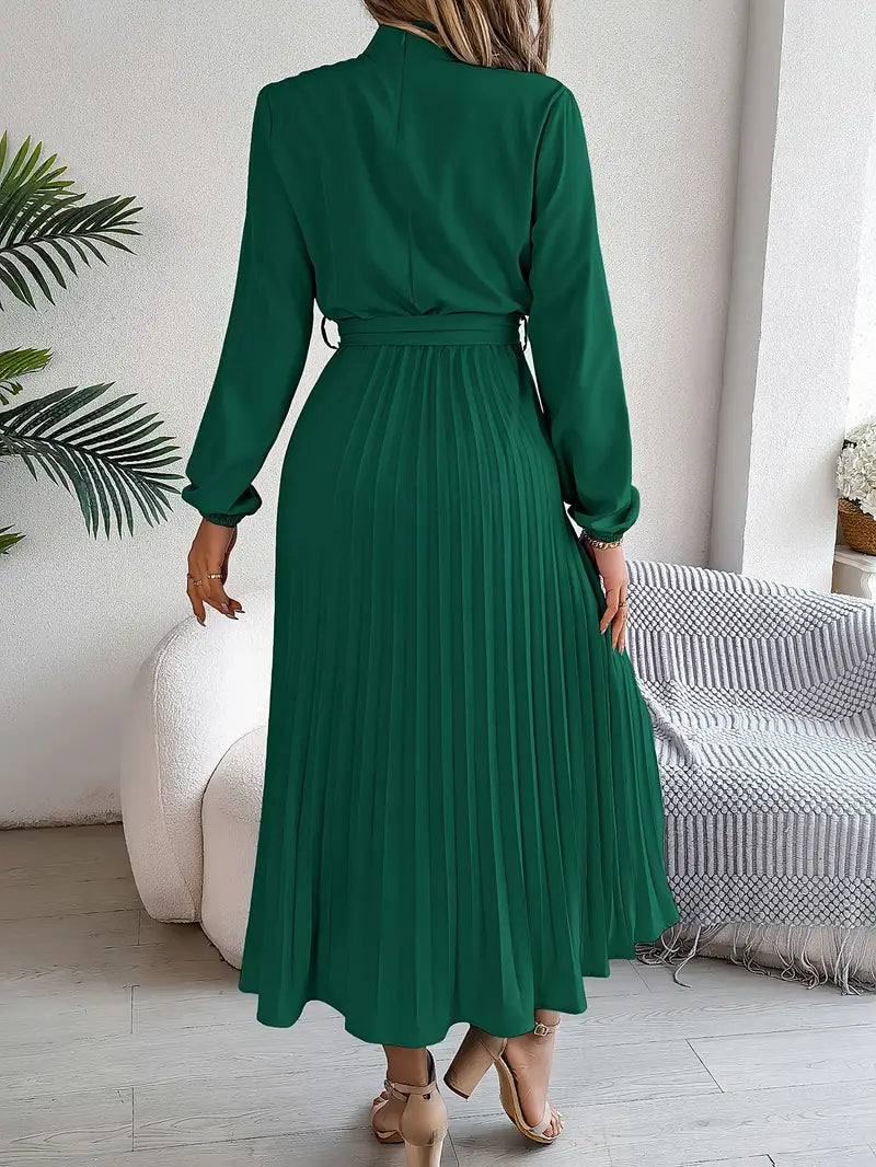 Elegancka sukienka maxi z plisami i wiązaniem w talii