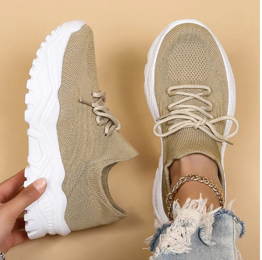Lekkie sneakersy damskie z profilowaną, stabilną podeszwą - Wielbłąd