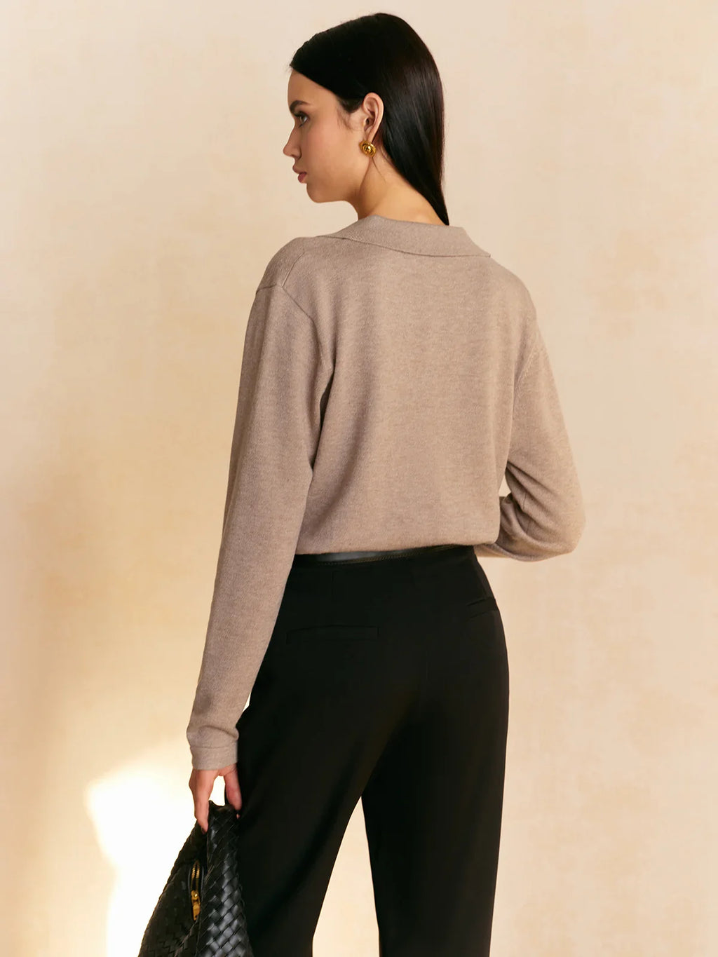 Elegancki damski sweter z dekoltem i długimi rękawami