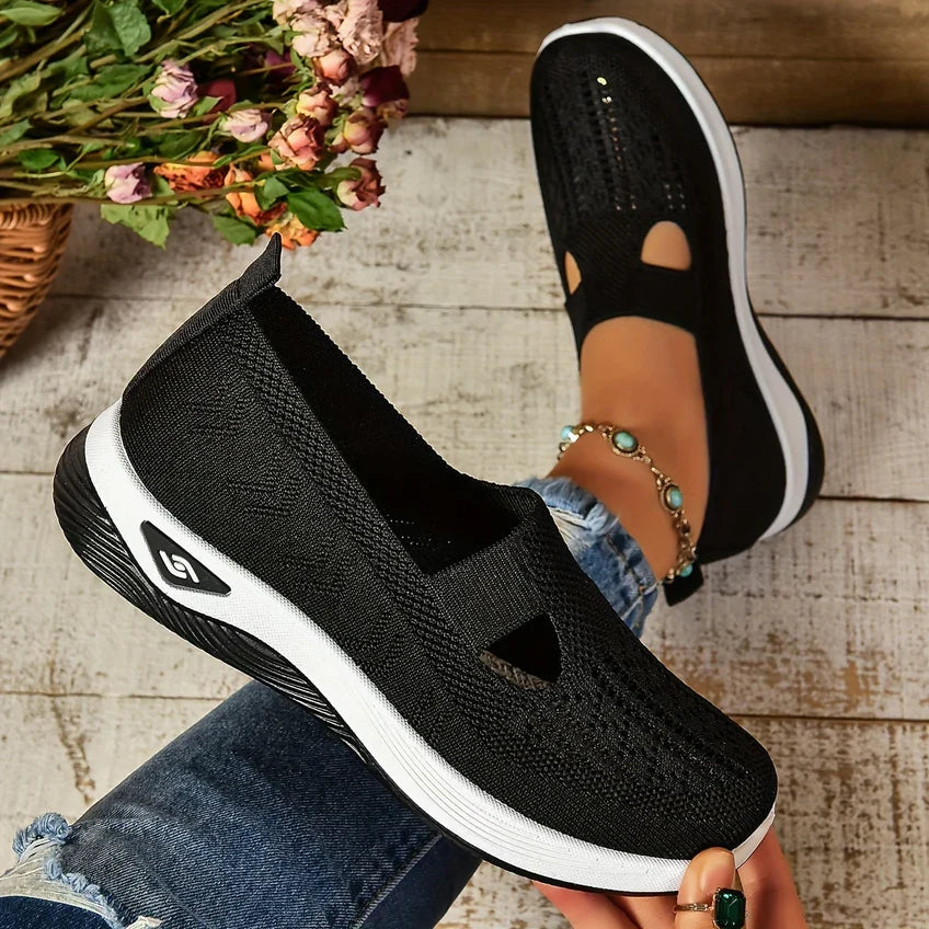 Lekkie damskie buty wsuwane z ażurową cholewką - Czarny