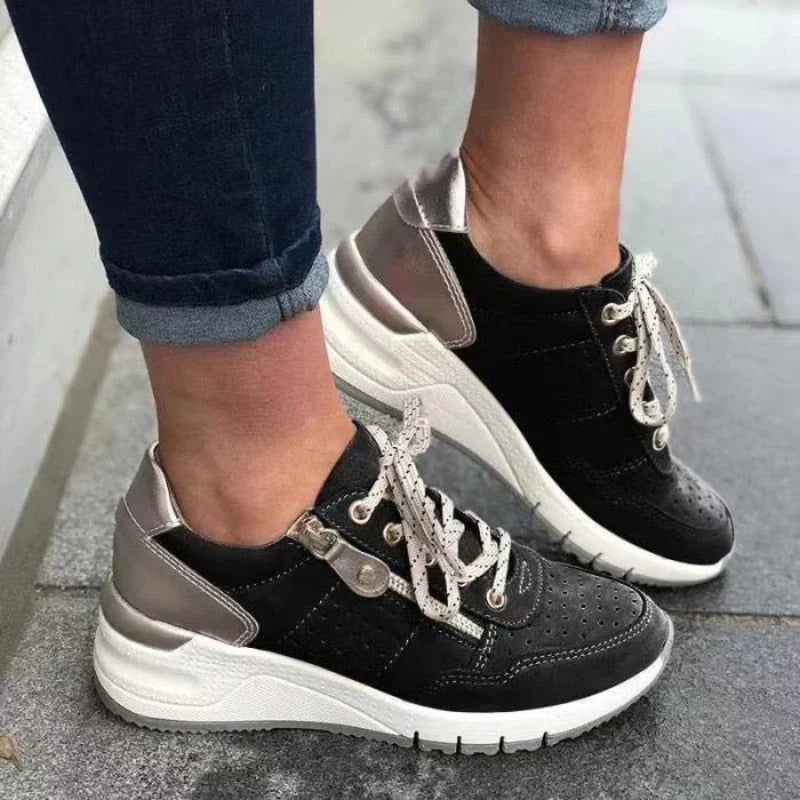 Damskie sneakersy na koturnie z bocznym zamkiem - Czarny
