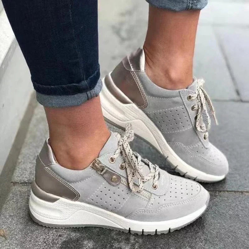 Damskie sneakersy na koturnie z bocznym zamkiem - Srebrna