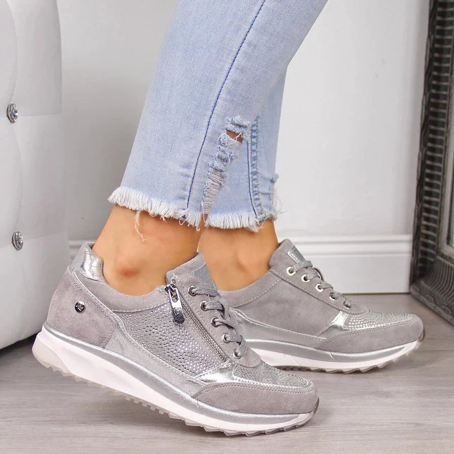 Damskie sneakersy z bocznym suwakiem i perforowanymi detalami - Srebrna