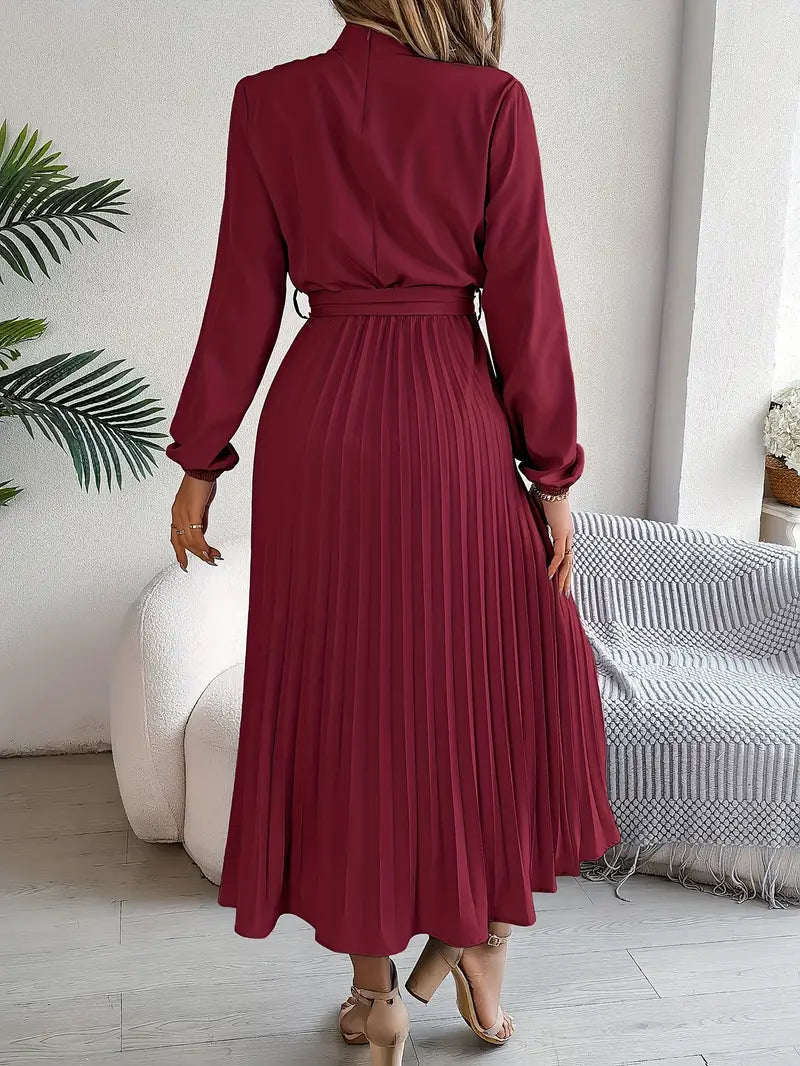 Elegancka sukienka maxi z plisami i wiązaniem w talii