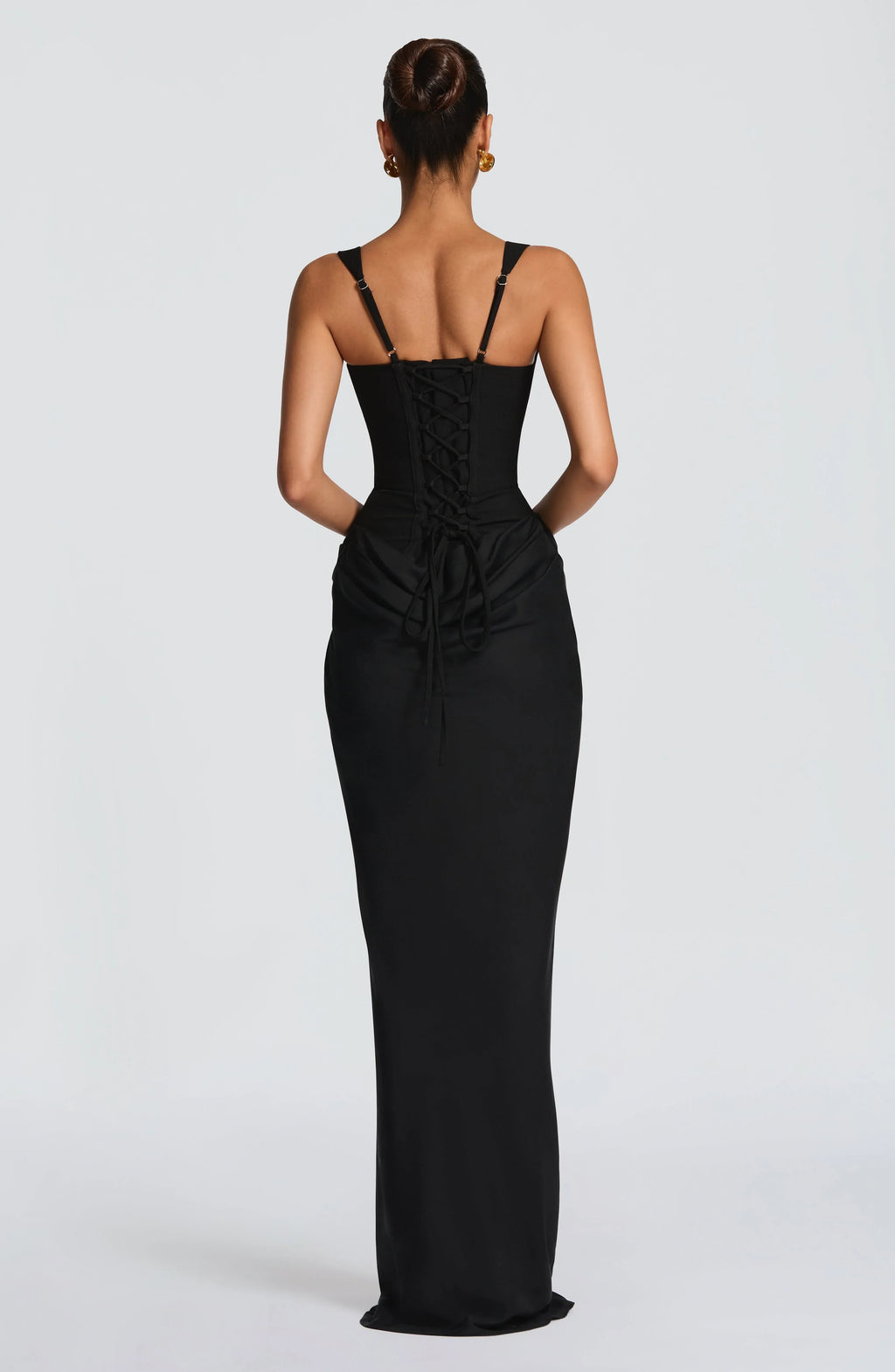 Elegancka dopasowana sukienka maxi na ramiączkach