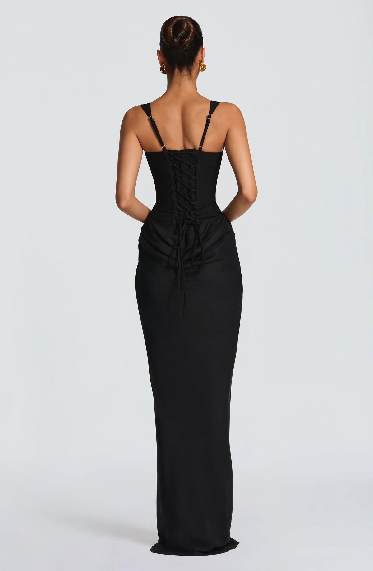 Elegancka dopasowana sukienka maxi na ramiączkach