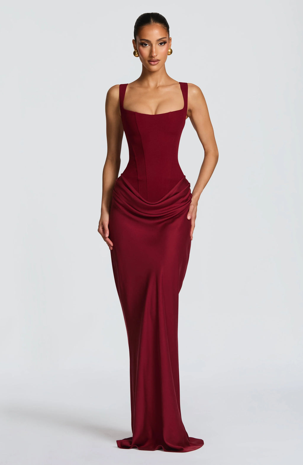Elegancka dopasowana sukienka maxi na ramiączkach