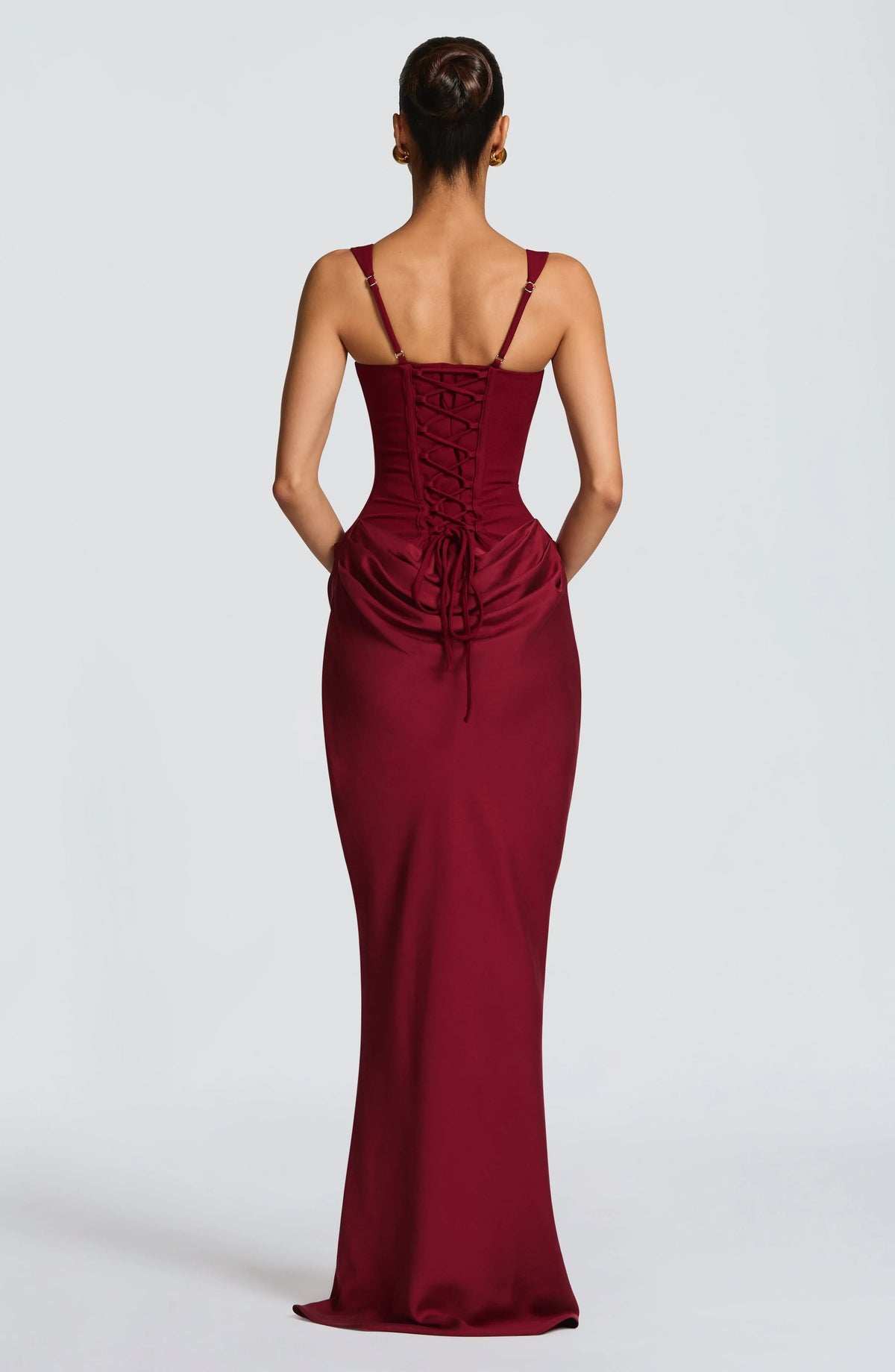 Elegancka dopasowana sukienka maxi na ramiączkach