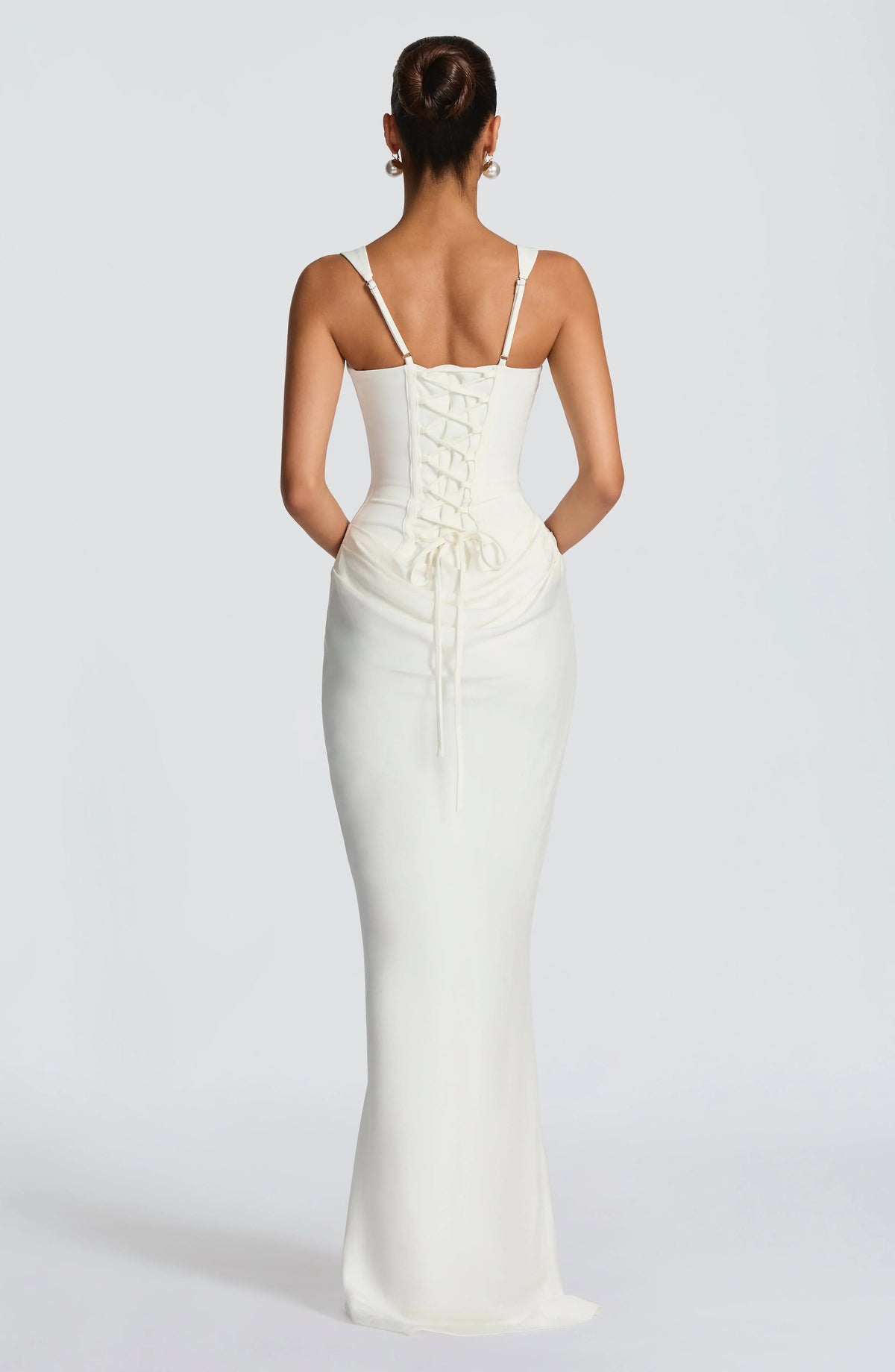 Elegancka dopasowana sukienka maxi na ramiączkach