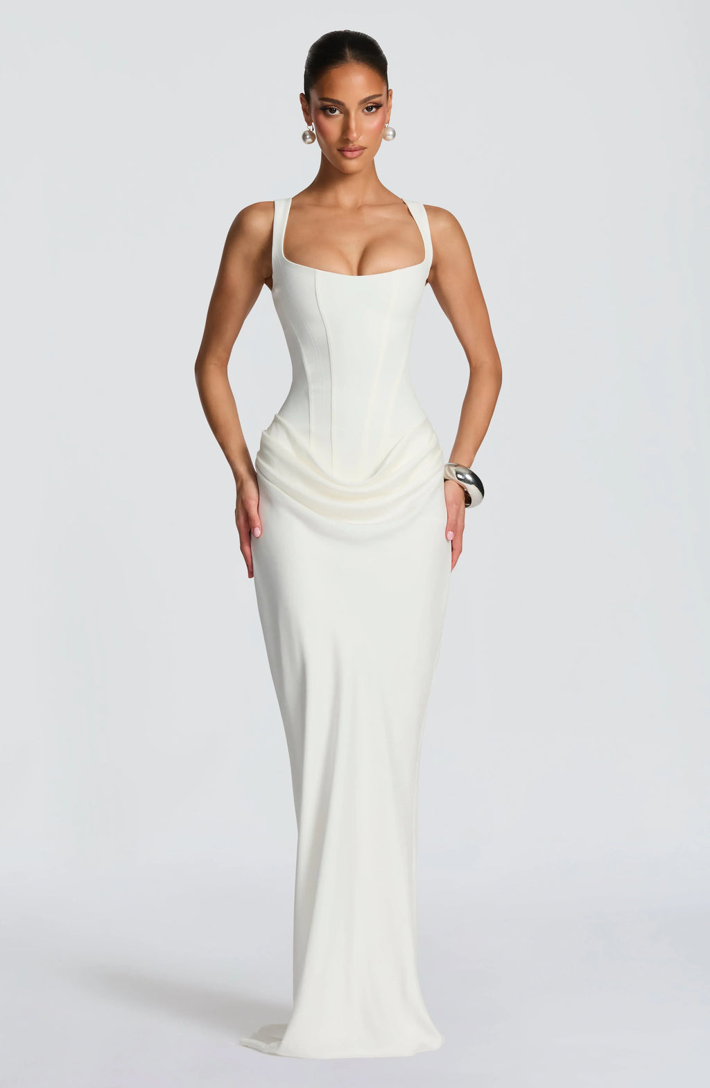 Elegancka dopasowana sukienka maxi na ramiączkach