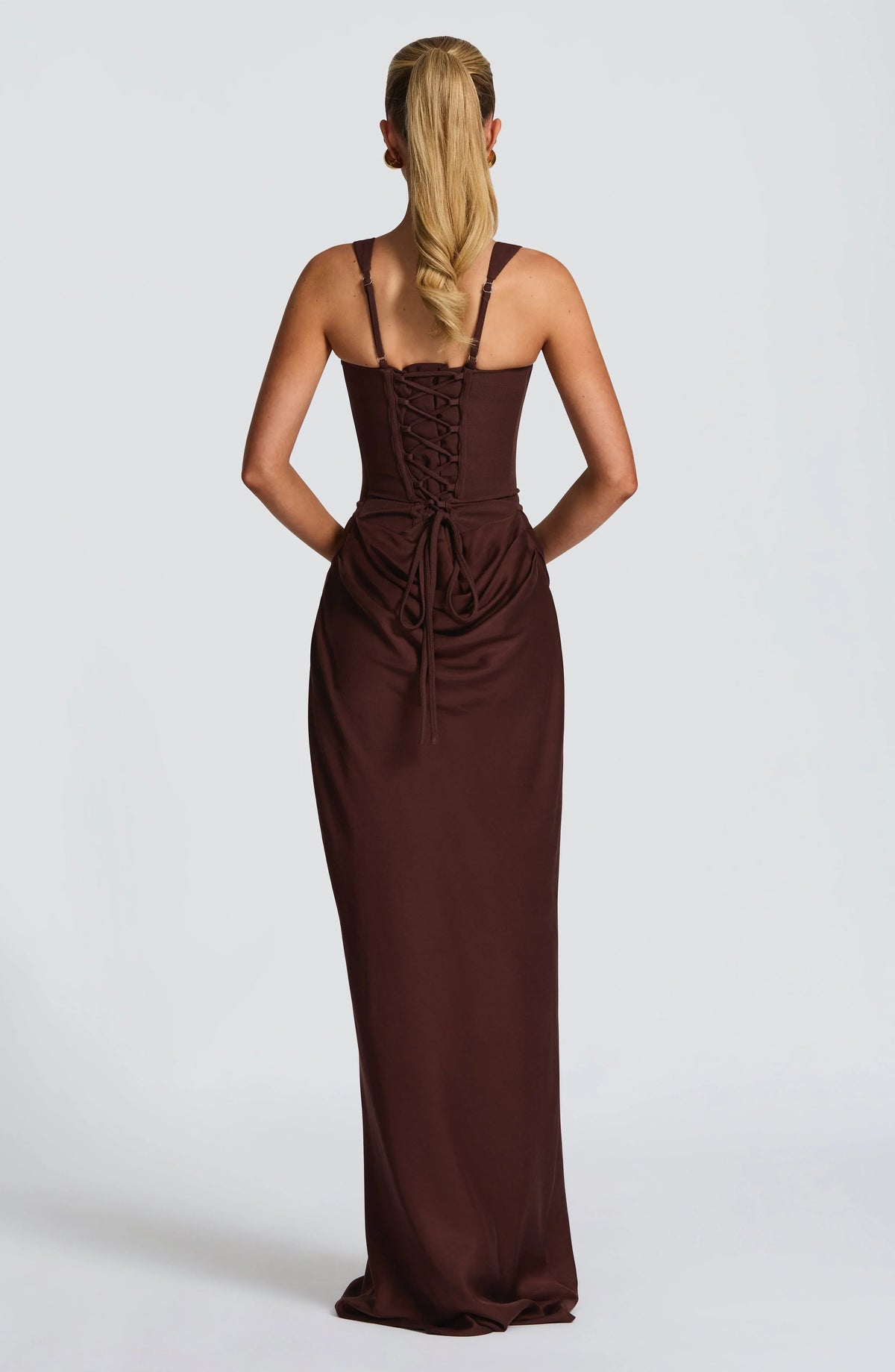 Elegancka dopasowana sukienka maxi na ramiączkach