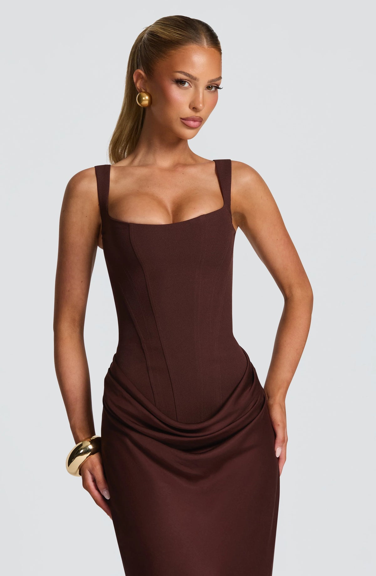 Elegancka dopasowana sukienka maxi na ramiączkach - Brązowy