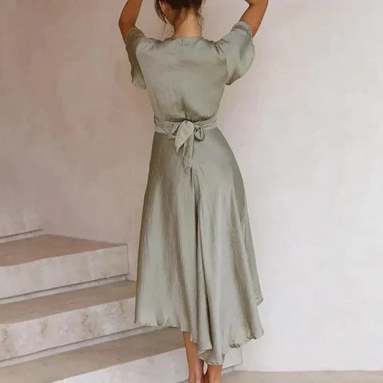 Damska sukienka midi o dopasowanym kroju w stylu vintage