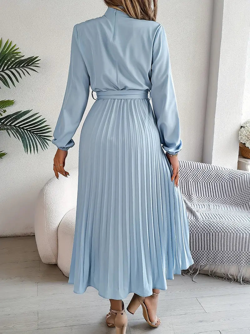 Elegancka sukienka maxi z plisami i wiązaniem w talii